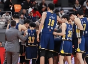 极速竞技- 篮球季后赛上演强强对话，洞庭犀牛队强势反弹江汉飞鹰队，团队配合流畅；技战术储备厚实