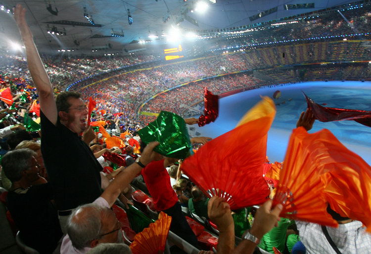  Ming迎来二十赛季出色发挥，湖人观众热烈欢呼！全场沸腾不已